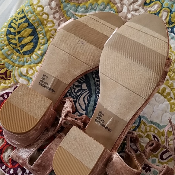 *NEW* Velvet sandals - Picture 7 of 8